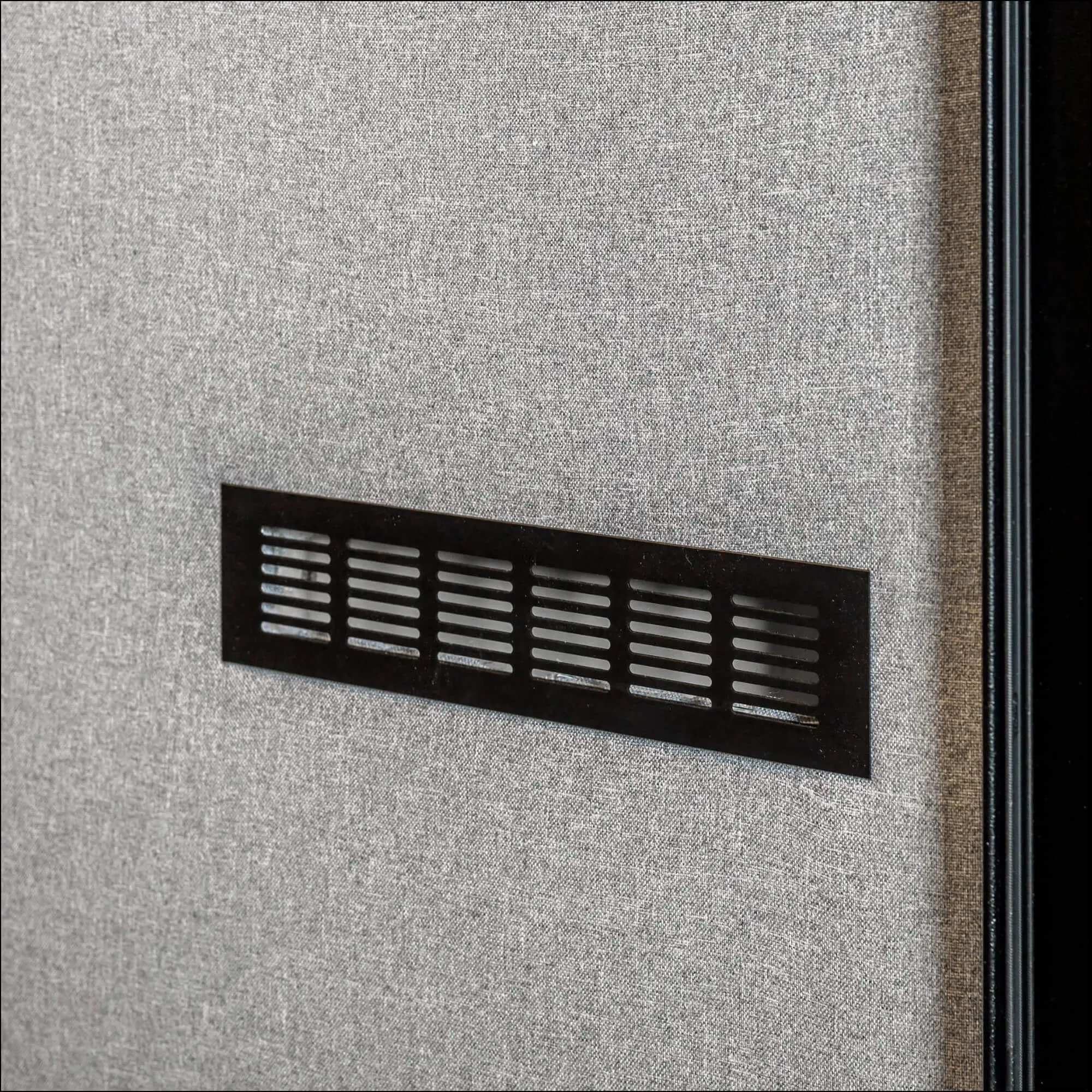 Close-up van een interieur van HalloPod 1 werkcabine voor concentratie werk van CoGa met een grijs interieur met een in hoogte verstelbaar tafelblad