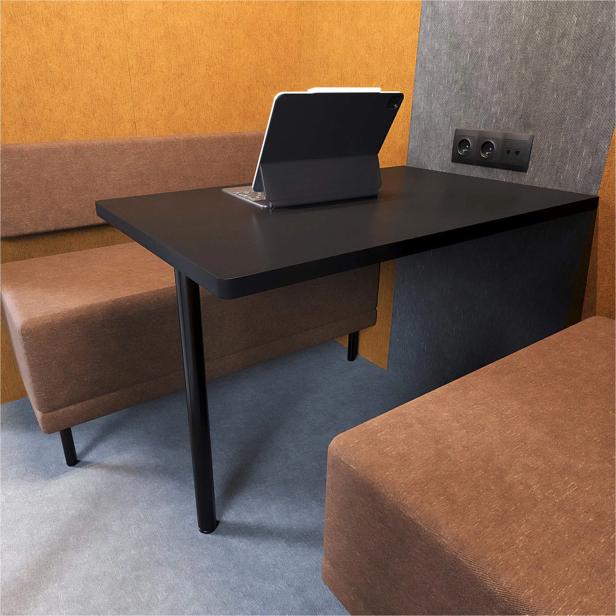 Interieur van HalloPod 3 vergadercabine voor vergaderen van CoGa met een oranje-rood interieur met tafel en aansluitmogelijkheden