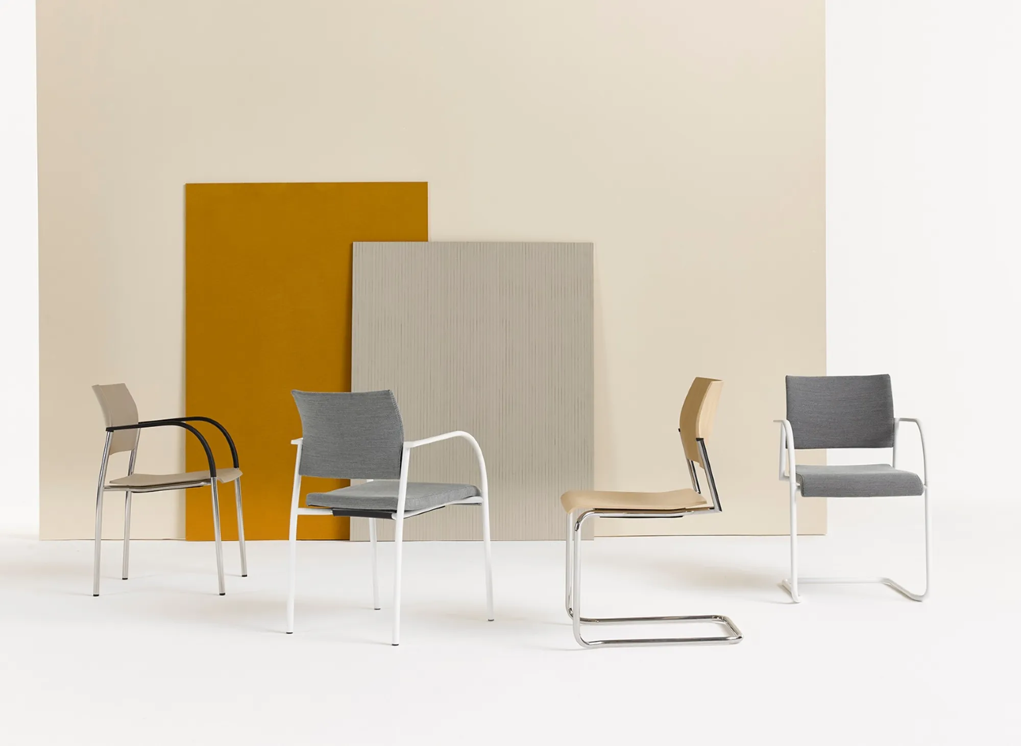 Casala cooper vergaderstoelen in verschillende kleuren en uitvoeringen die in een opstelling in een studio staan
