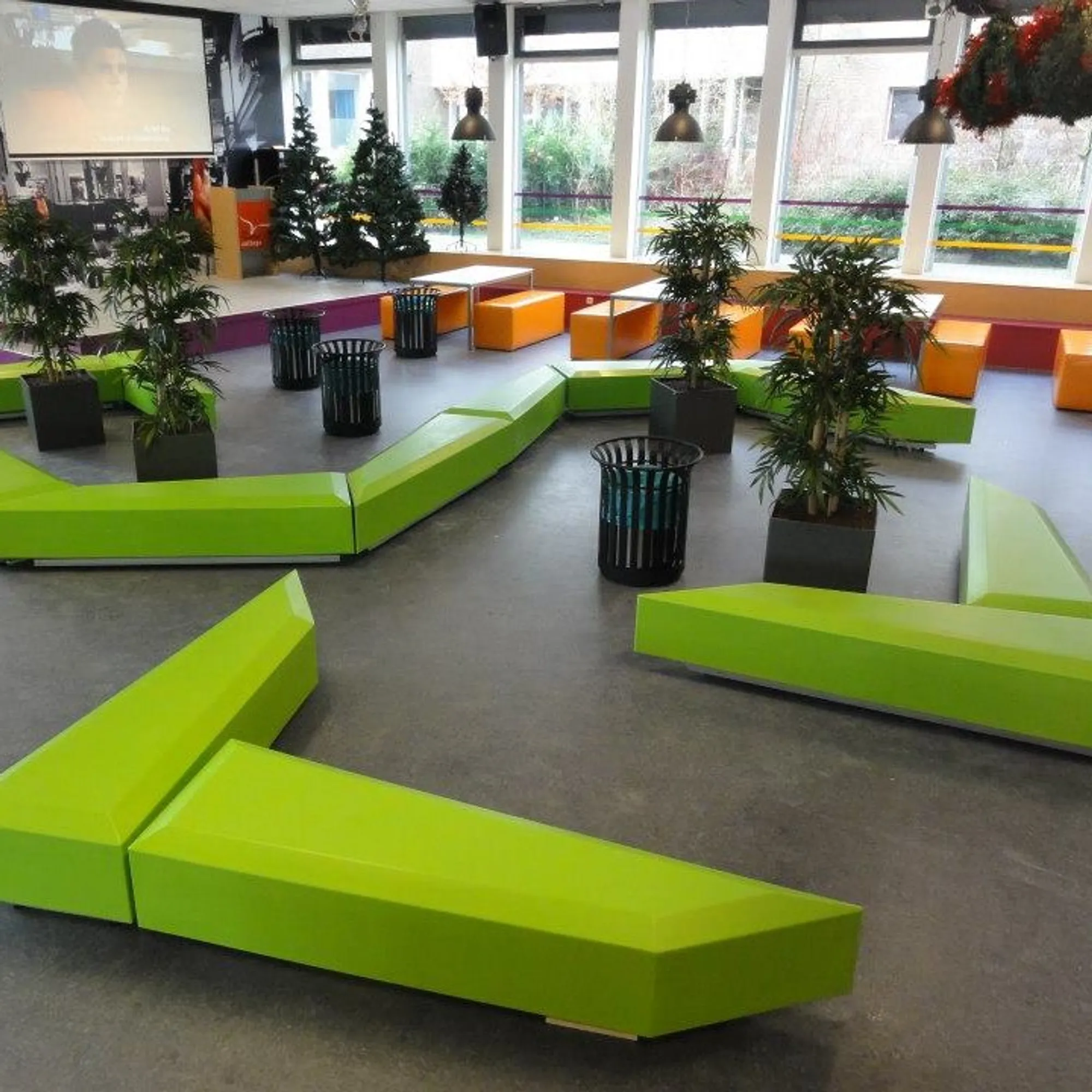 Zitbanken kantine binnenplaats
