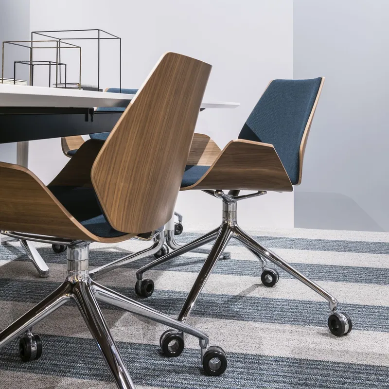 casala-centuro-vergaderstoel casala centuro vergaderstoel met blauwe rugleuning en een houten schaal in een moderne omgeving