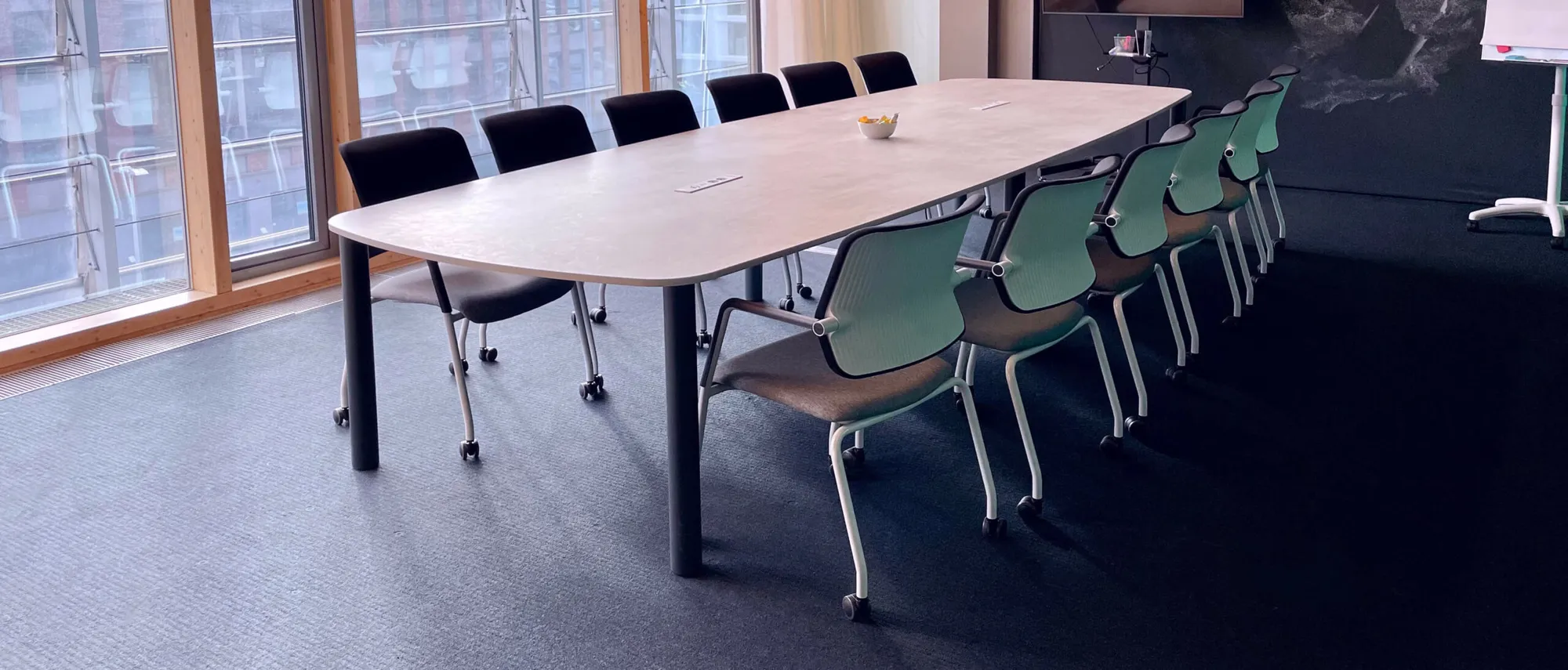 kantoorinrichting palmberg vergadertafel viasit drumback vergaderstoelen VOLLEDIGE INRICHTING