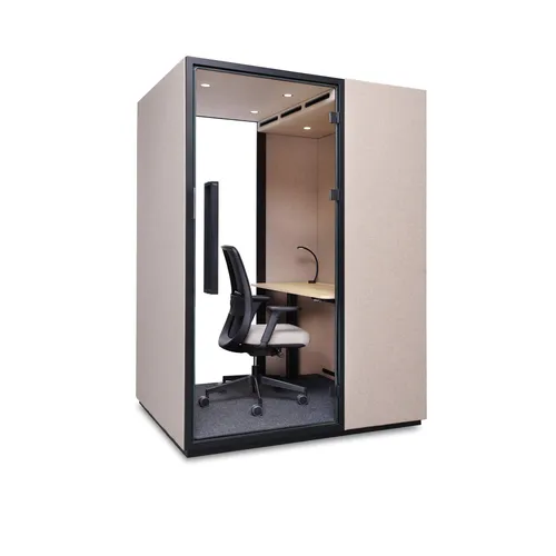 kantoor-inrichting-werkcabine-bejot-1000x1000px4 Een beige Quadra Workplace Box werkcabine van Bejot met een beige interieur met daarin een in hoogte verstelbaar tafelblad