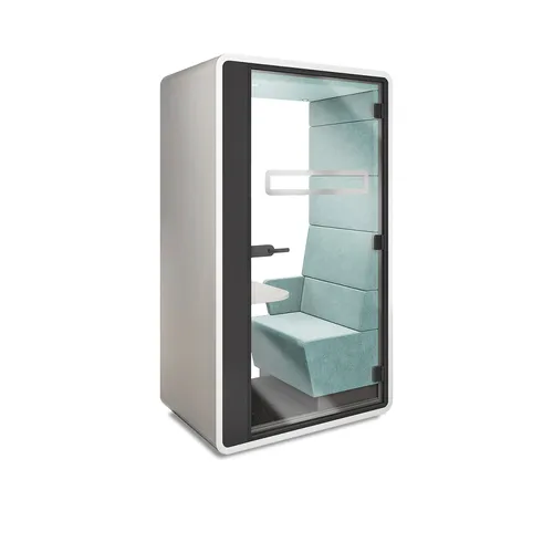 kantoor-werkcabine-mikomax-hushhybrid-1000x1000px4 Een witte HushHybrid videobelcabine van Mikomax met een grijs-groen interieur met daarin een vast tafelblad en allerlei aansluitmogelijkheden