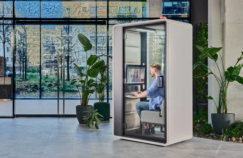 kantoorinrichting-werkcabines-mikomax-hybrid-s 1000x650px10 Een foto van iemand die een videocall heeft in een Mikomax hushFree S hybrid
