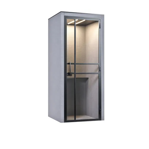 kantoor-belcabine-coga-pod1 1000x1000px1 Een grijze HalloPod 1 belcabine voor korte telefoongesprekken van het merk CoGa met een grijs interieur met aanlegplank