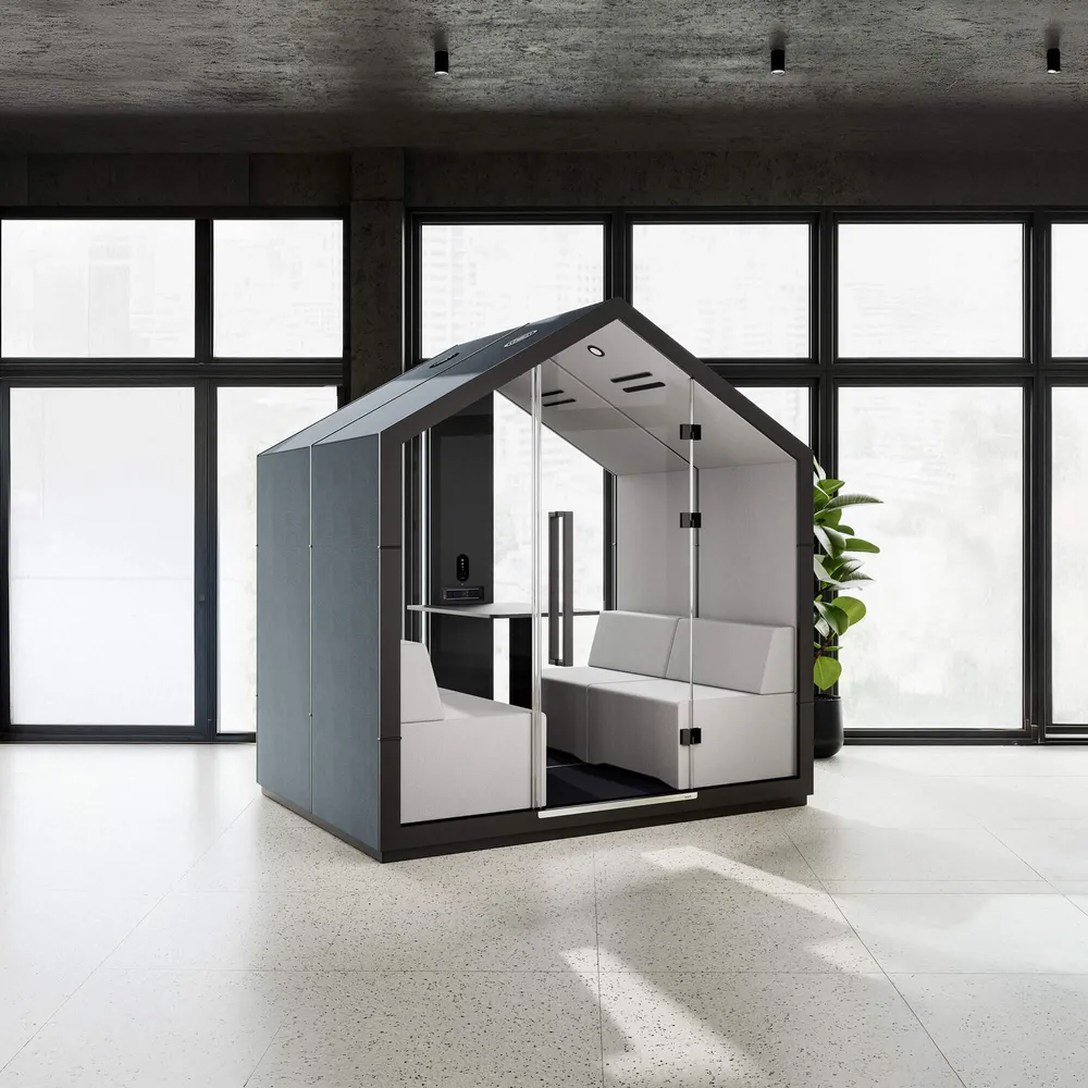 Een zwarte Treehouse vierpersoons-vergadercabine van Bejot met een grijs interieur in een moderne omgeving