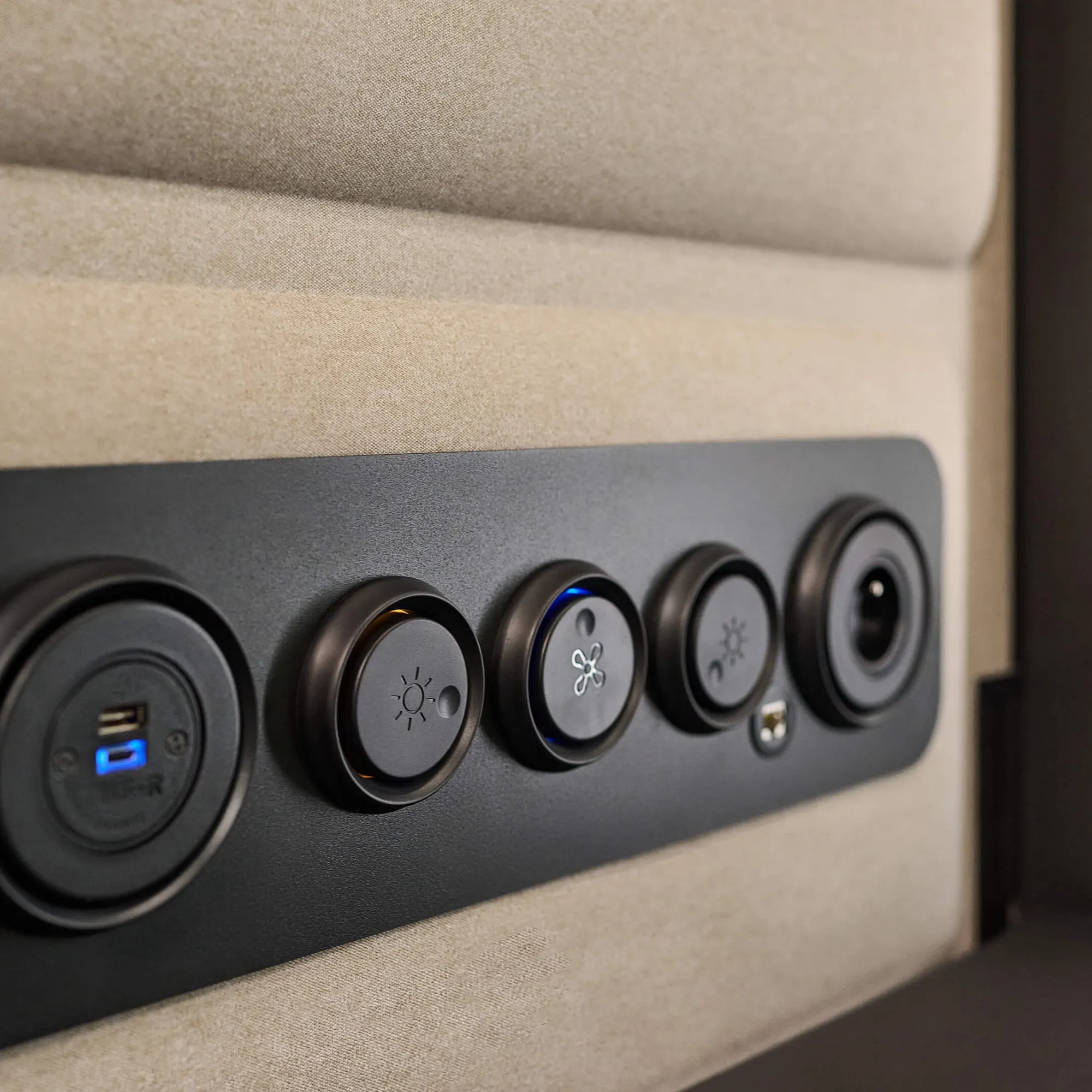 kantoor-inrichting-vergadercabine-hushfree-1080x1080px1 Een kijkje in het interieur, met zicht op het bedieningspaneel, van een Mikomax geluidsdichte cabine