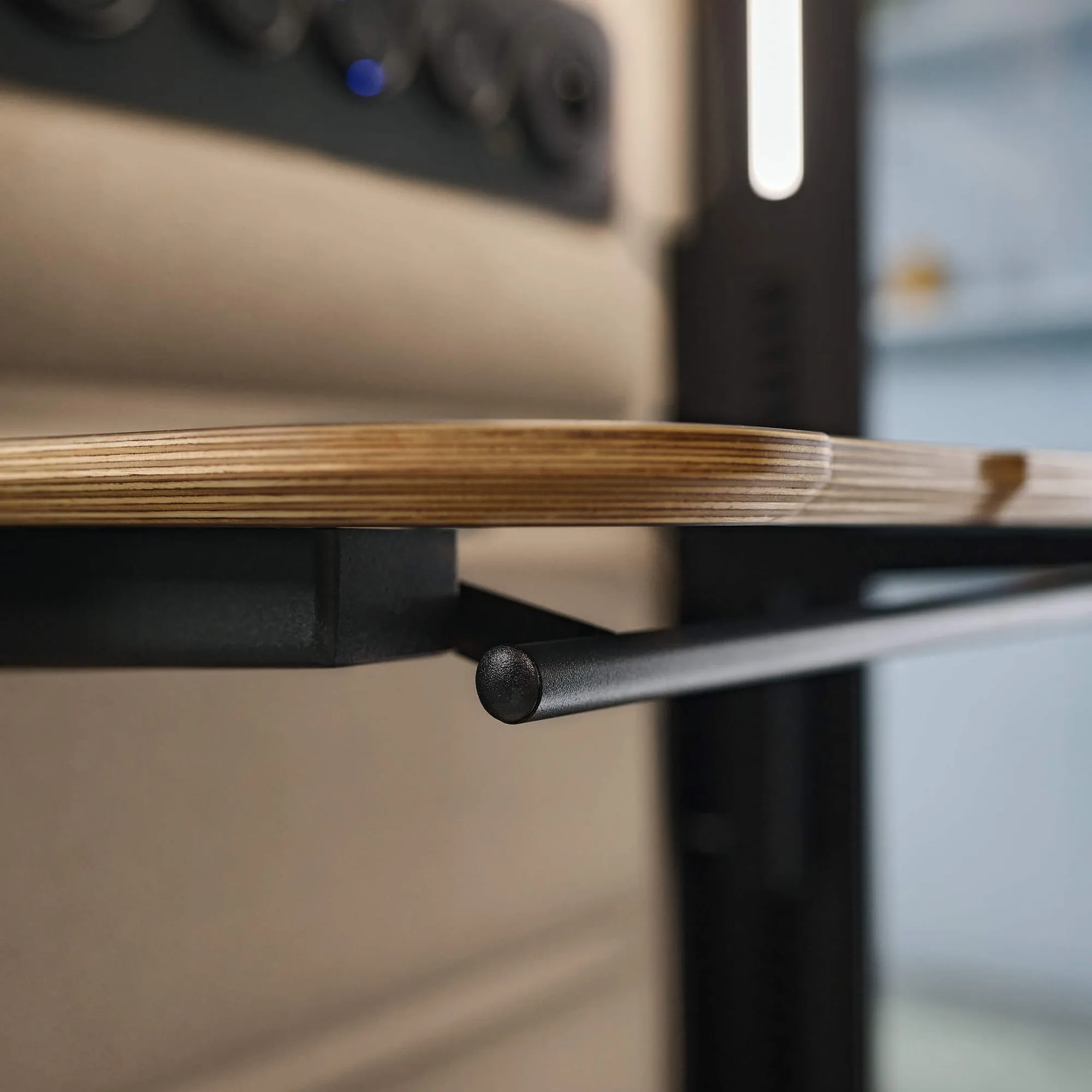 kantoor-inrichting-vergadercabine-hushfree-1080x1080px3 Een close-up van een tafelblad in het interieur van een Mikomax geluidsdichte werkcabine