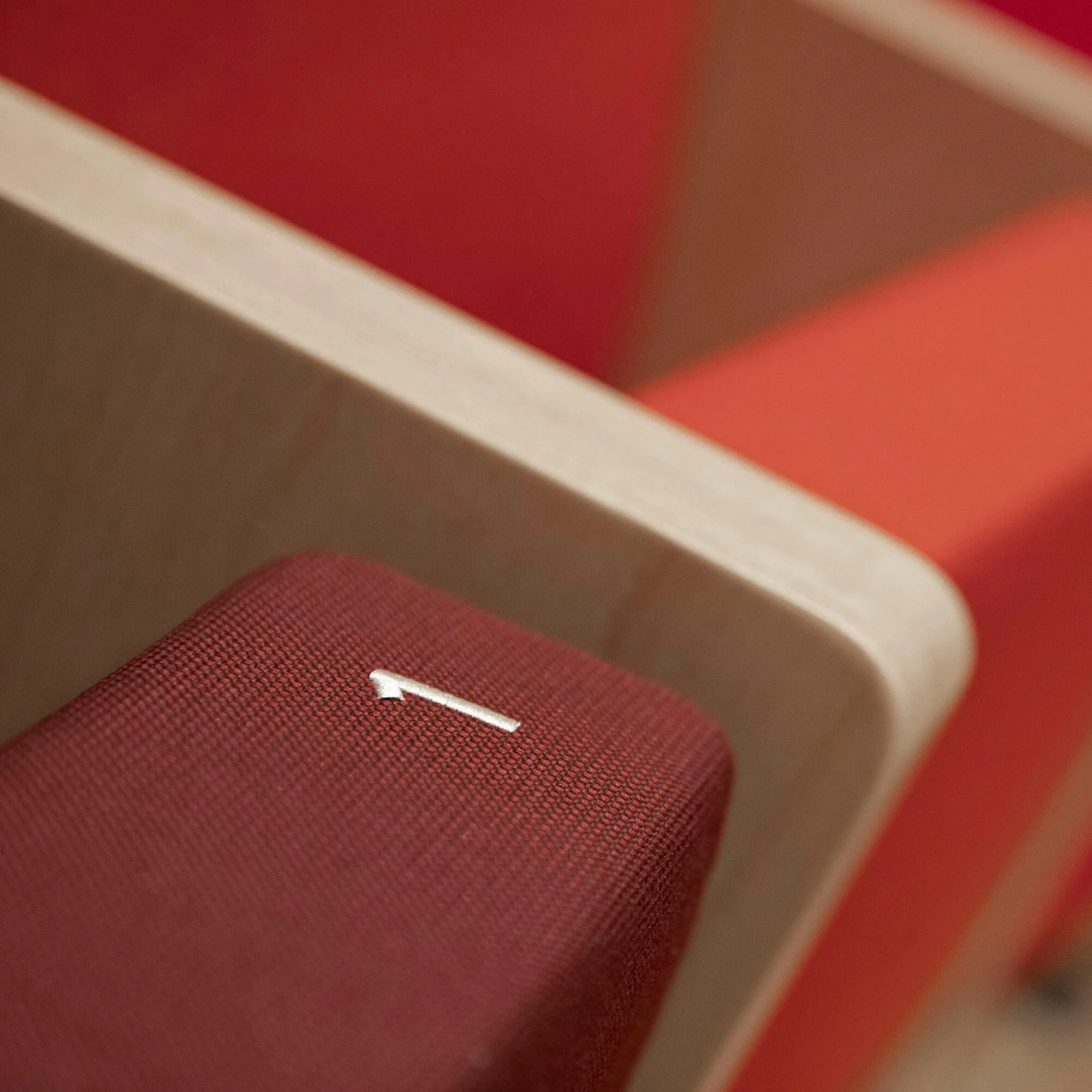 kantoor-nowystyl-collegestoelen-1000x1000px2 Een close-up van een collegestoel met daarop het nummer 1