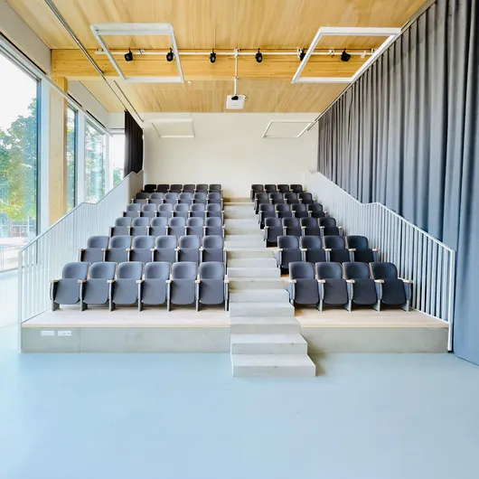 kantoor-nowystyl-collegestoelen-1000x1000px5 Een foto van een collegezaal met collegestoelen in Den Bosch