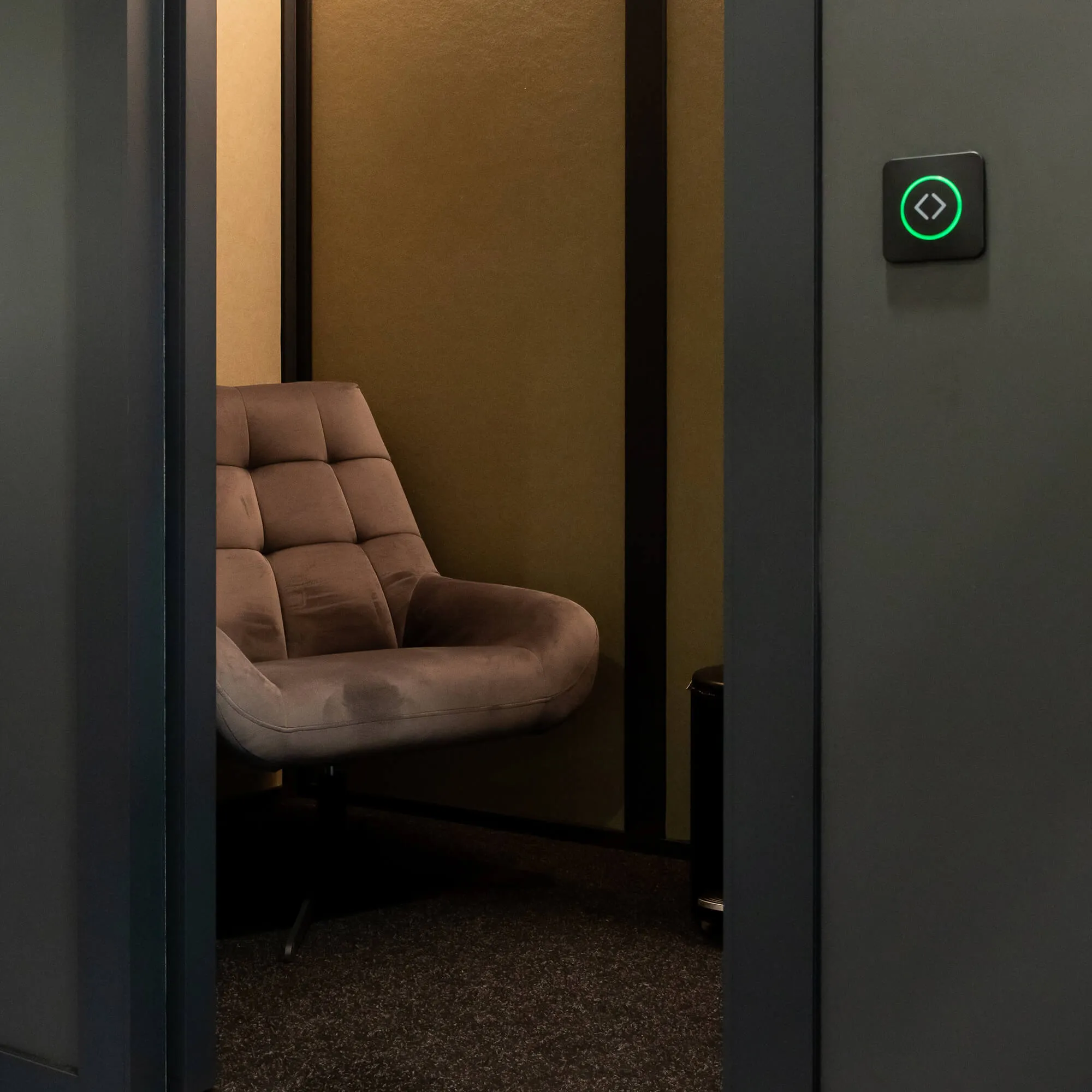 Een foto van een stoel en een bedieningselement voor een schuifdeur van een kolfcabine