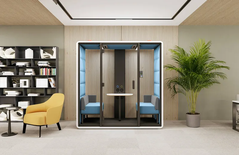 kantoorinrichting-vergadercabines-mikomax-access-L 1000x650px4 Een sfeerfoto van een witte Mikomax hushFree XM cabine met blauw interieur