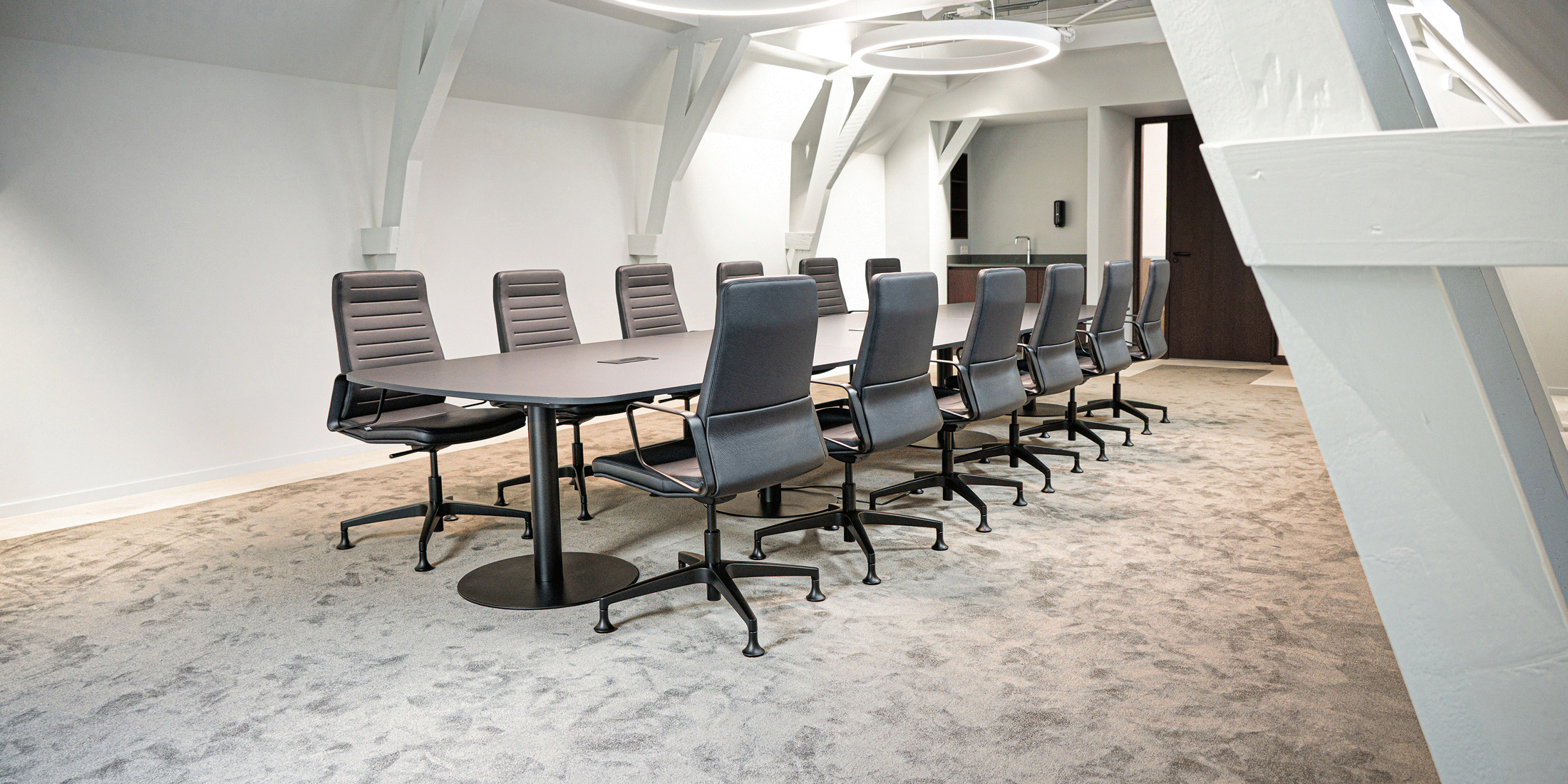 MODERN, HIGH-END MEUBILAIR 