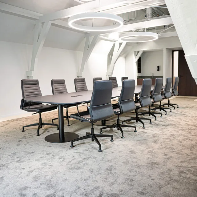 MODERN, HIGH-END MEUBILAIR 